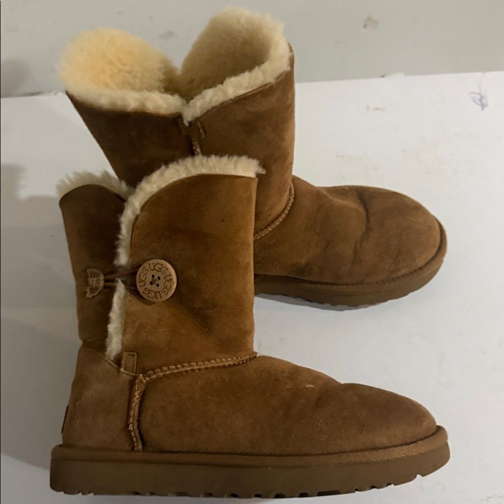 UGG BAILEY BUTTON II women sz 7